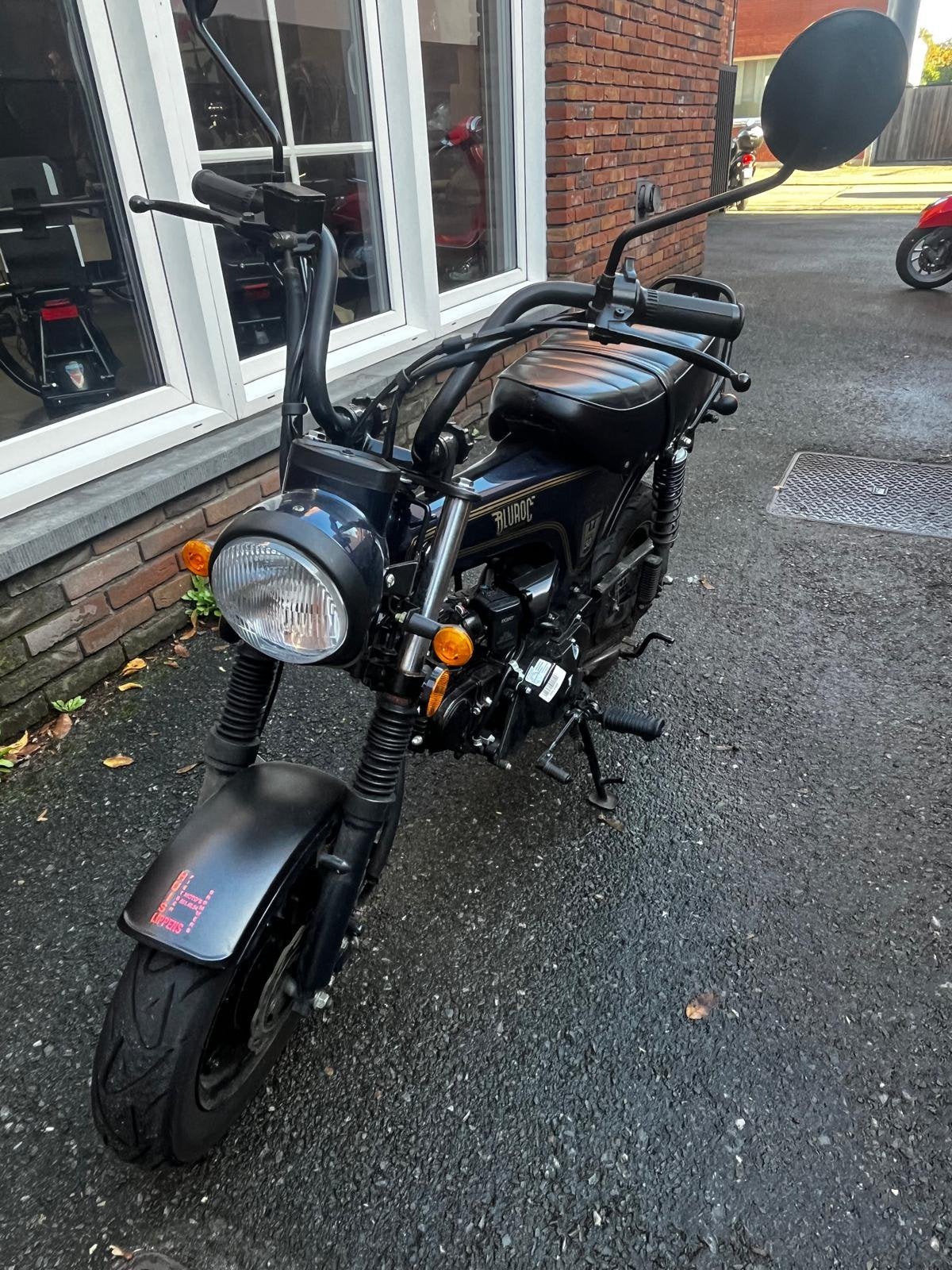 Brommer : Bluroc heritage dax brommer 50cc bouwjaar dec/2023, Fietsen en Brommers, Ophalen, Zo goed als nieuw