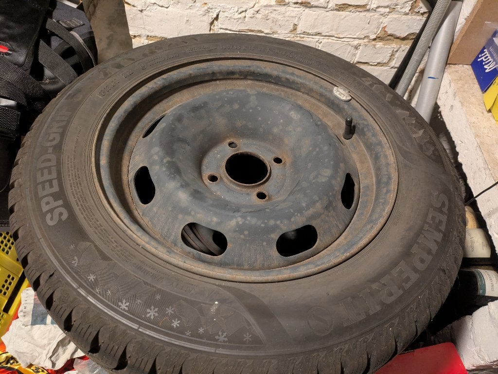 Roues complètes: jantes acier avec les pneus hiver, Autos : Pièces & Accessoires, Pneus et Jantes, Pneus hiver, Véhicule de tourisme