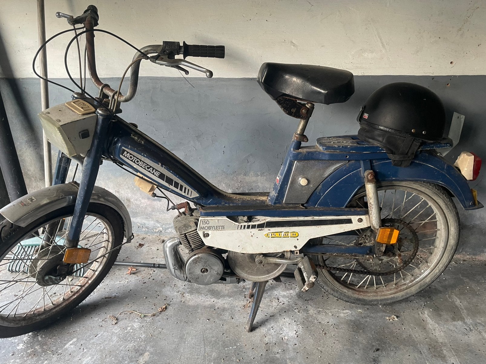 Blauwe mobilette met papieren, Ophalen