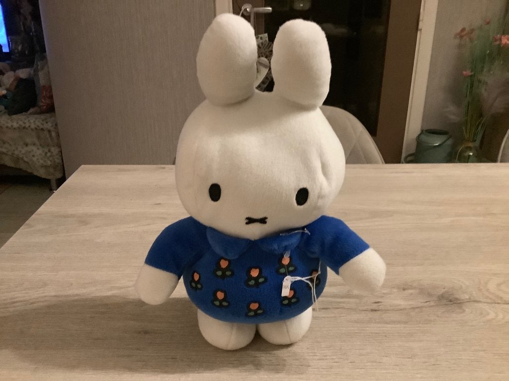 Personnage en peluche Miffy (32 cm), Enfants & Bébés, Jouets | Peluches, Bleu, Enlèvement ou Envoi, Lapin, Autres marques