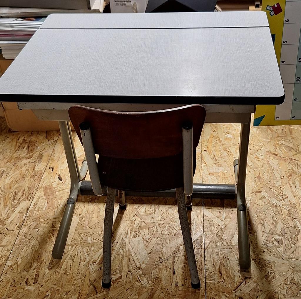 Pupitre avec chaise, Enlèvement