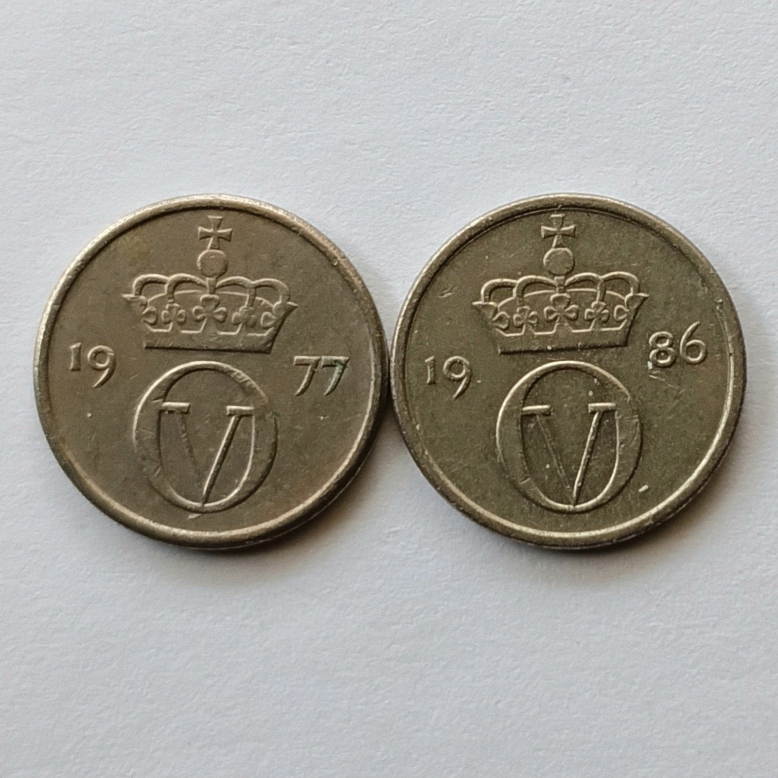 Noorwegen 10 ore 1977 en 1986    (968), Ophalen of Verzenden, Overige landen, Losse munt