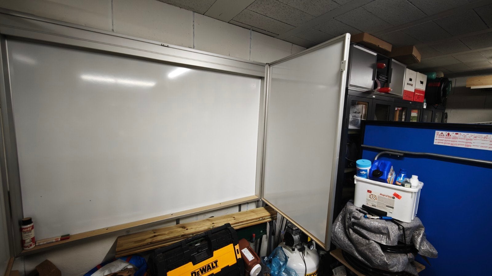 whiteboard met ingebouwd projectiescherm. Dubbel, Divers, Enlèvement, Utilisé, Tableau blanc