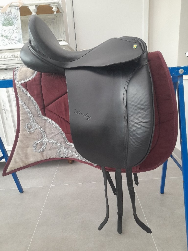 Selle de dressage Ainsley Vanguard 17 pouces, Siège semi-creux, Enlèvement, Housse de selle incluse, M (17 pouces)