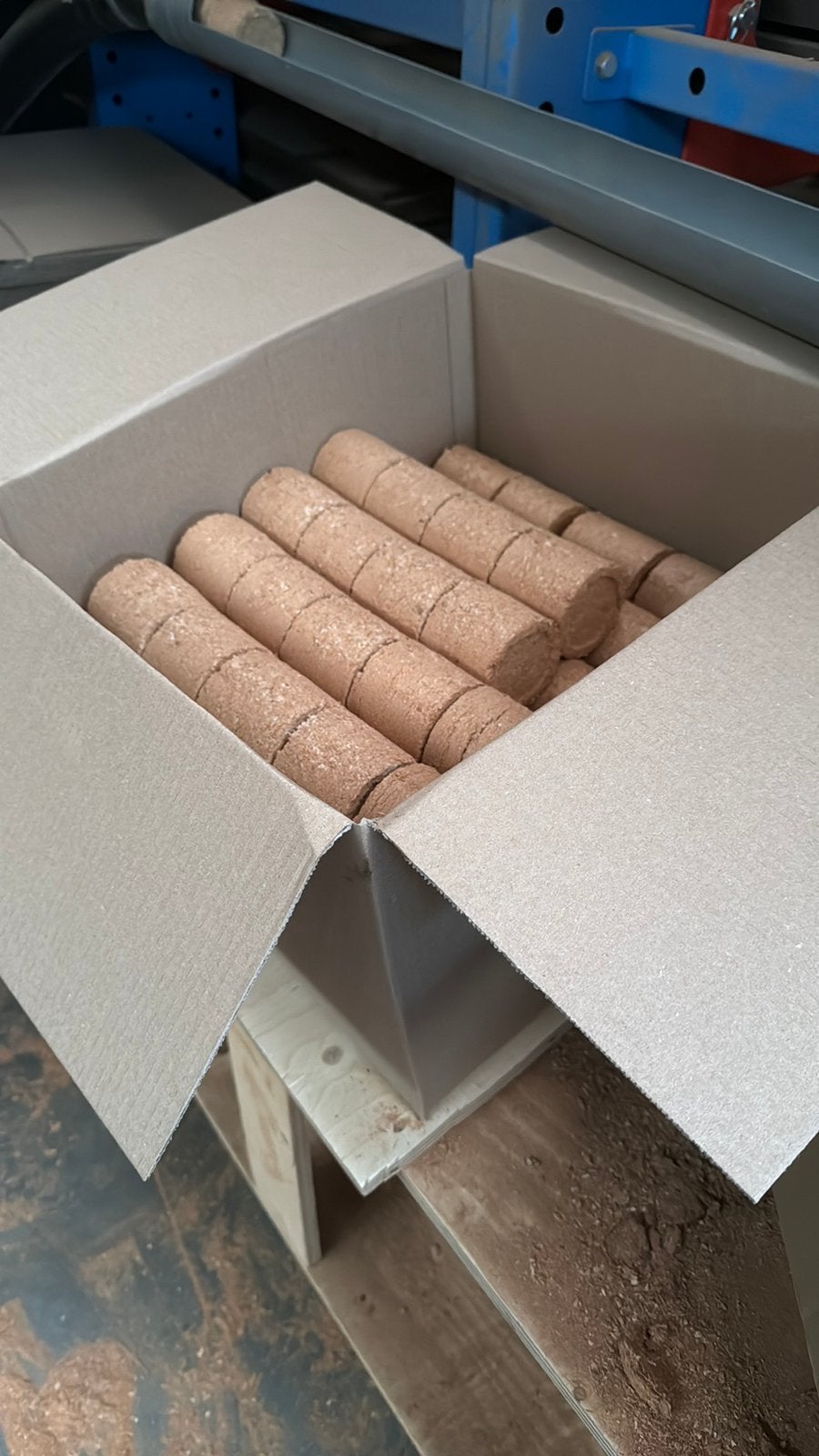 Hardhout briketten €5 voor 23 kg, Ophalen, Zo goed als nieuw