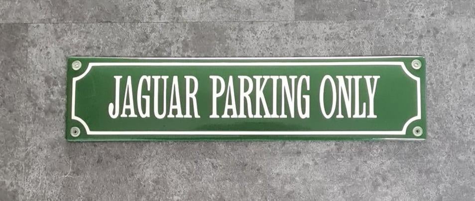 Jaguar Parking Only emaillen straatnaam bord Tesla Amsterdam, Verzamelen, Ophalen of Verzenden, Nieuw, Reclamebord