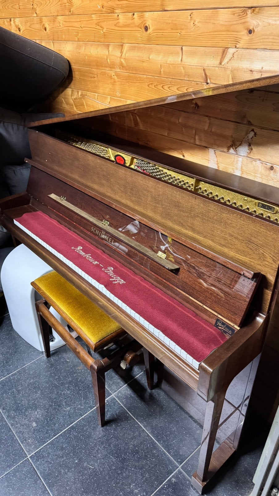 Schimmel wandpiano met krukje, Muziek en Instrumenten, Piano's, Ophalen, Gebruikt, Bruin, Piano