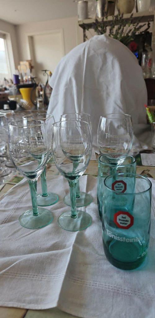 glazen water Tonissteiner 5 voet 2 platte  groen, Verzamelen, Glas en Drinkglazen, Ophalen of Verzenden, Zo goed als nieuw, Waterglas