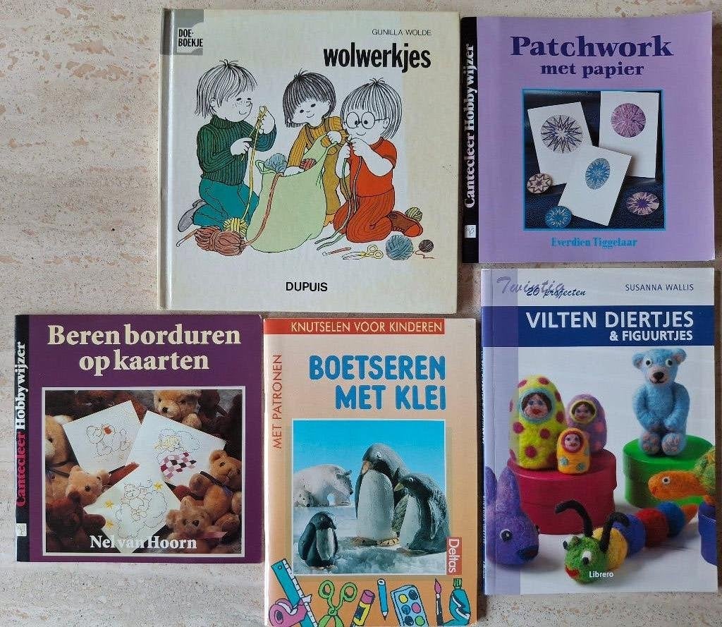 5 handwerk/knutselboekjes(wol, vilt, borduren, klei, papier), Ophalen of Verzenden, Zo goed als nieuw