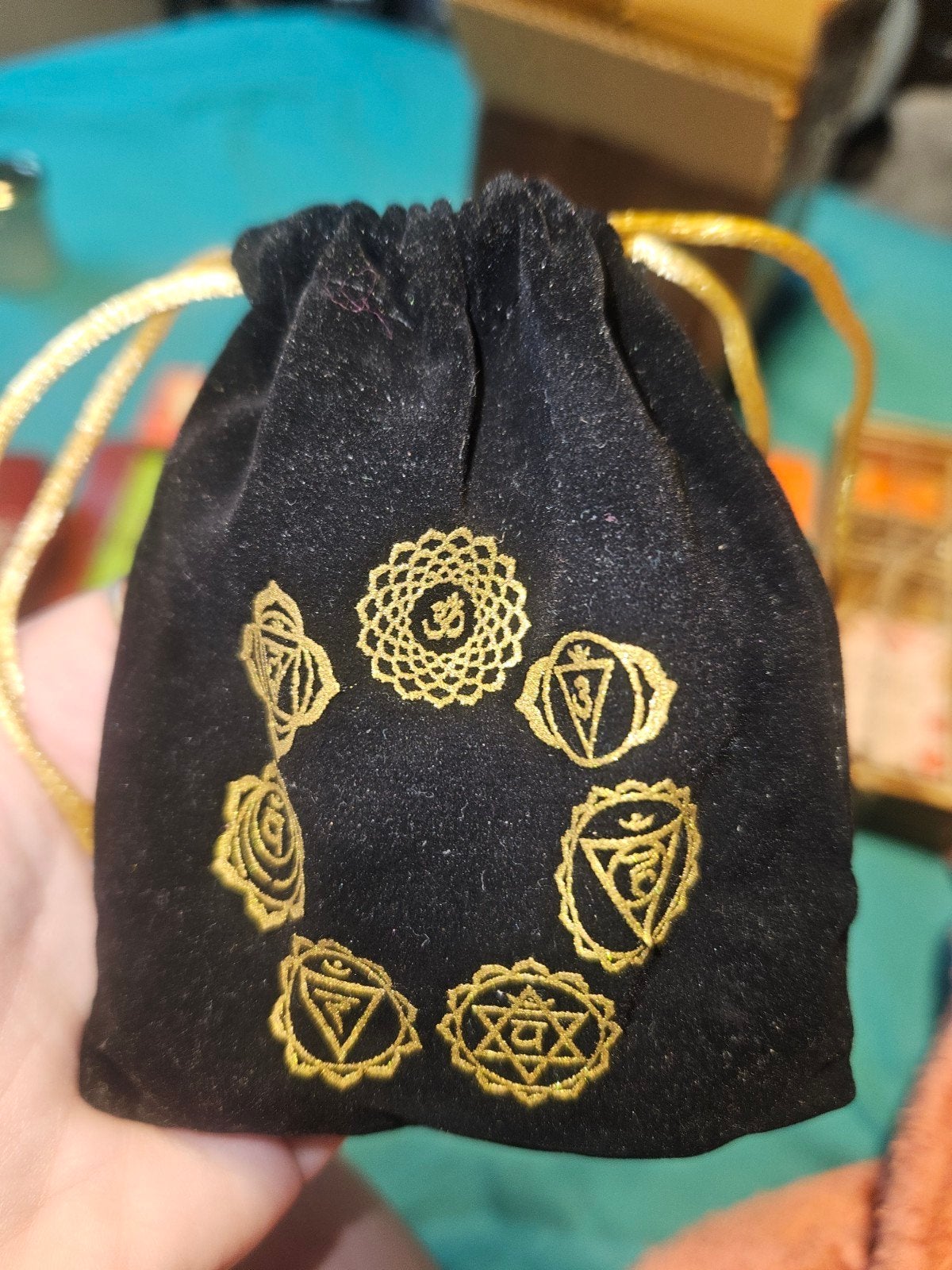 pochon 7 chakras avec 7 pierres roulés, Verzamelen, Overige Verzamelen, Ophalen of Verzenden, Nieuw