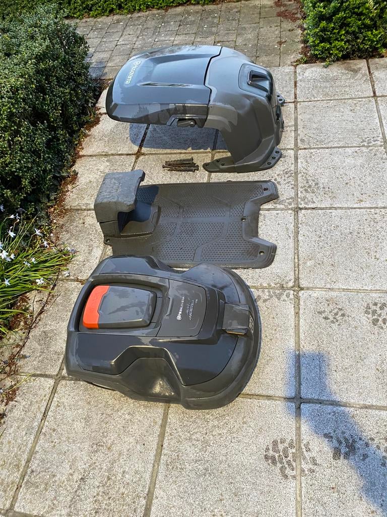 Husqvarna 310 robotmaaier met garage, Ophalen, Zo goed als nieuw