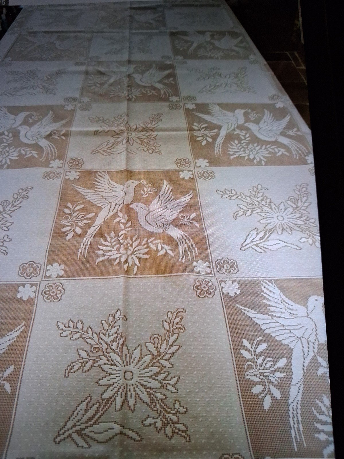NEUVE - Nappe en dentelle décor Colombes 2 m 50 x 1 m 60, Maison & Meubles, Neuf, Nappe, Blanc, Enlèvement ou Envoi