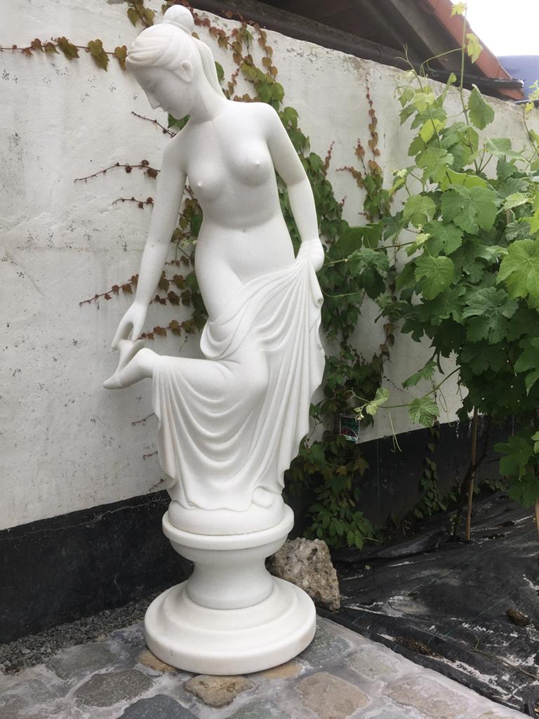 Groot tuinbeeld op sokkel in marmer, Tuin en Terras, Tuinbeelden, Ophalen, Gebruikt, Mensenbeeld