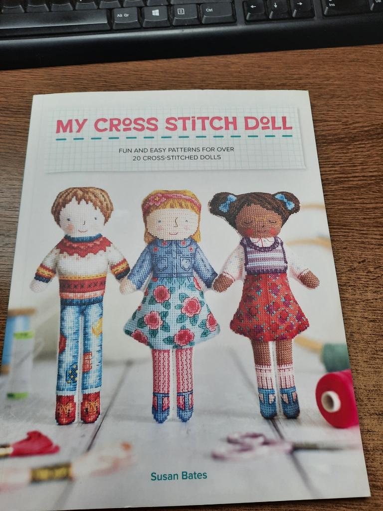 My Cross Stitch Doll - Susan Bates, Hobby en Vrije tijd, Ophalen of Verzenden, Zo goed als nieuw, Handborduren, Patroon