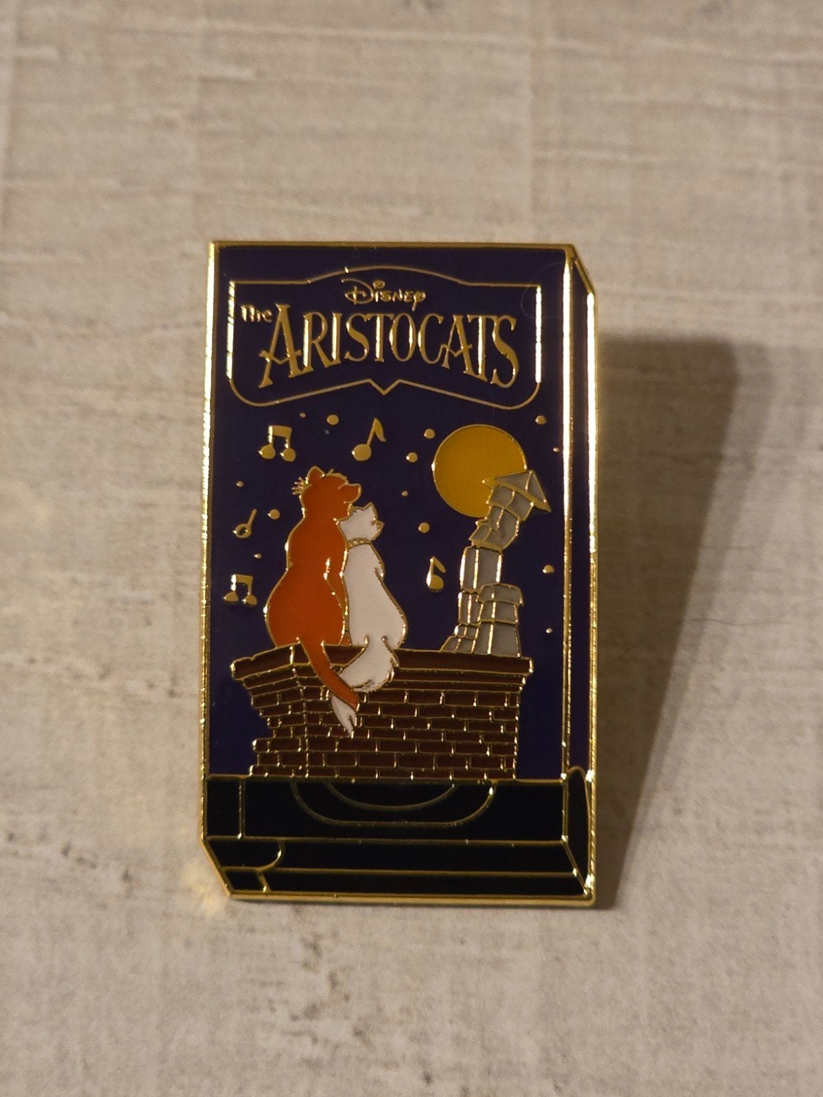 Broche Aristocats VHS Loungefly, Collections, Disney, Enlèvement ou Envoi, Autres personnages, Comme neuf, Autres types