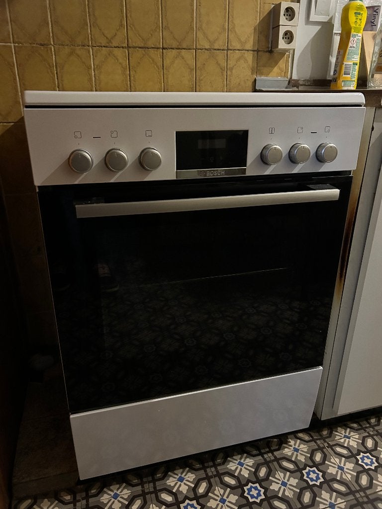 Cuisinière vitrocéramique Bosch Série 4 HKR39C220 – Blanche, Electroménager, Classe énergétique A ou plus économe, 85 à 90 cm