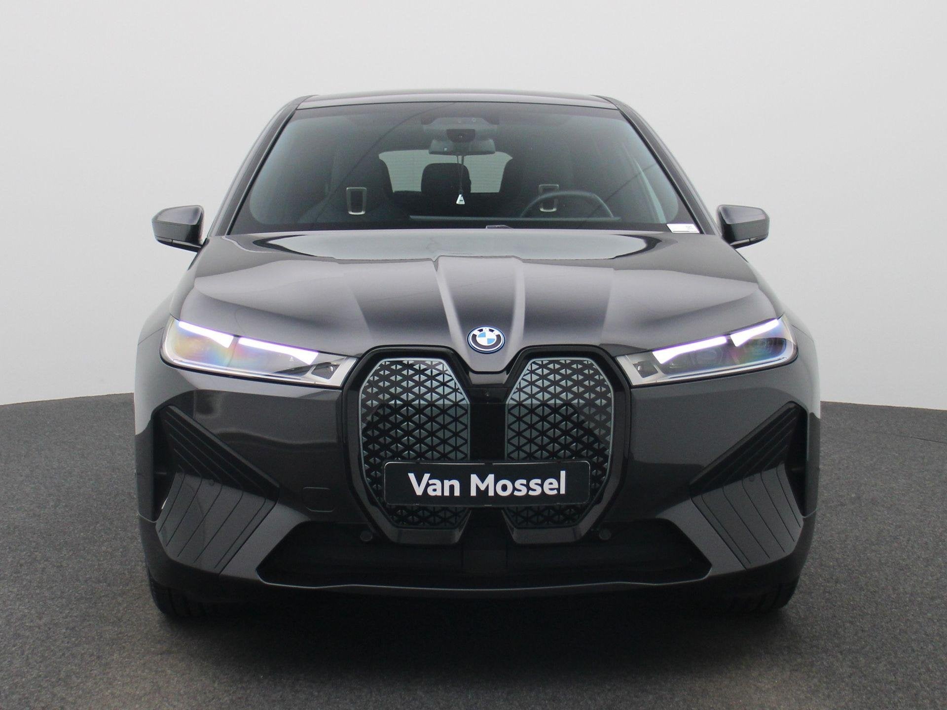 BMW iX xDrive40 SOH 96% | PANO | 360° CAM | LEDER | H&K Sou, Auto's, BMW, Automaat, Stof, Gebruikt, 2365 kg
