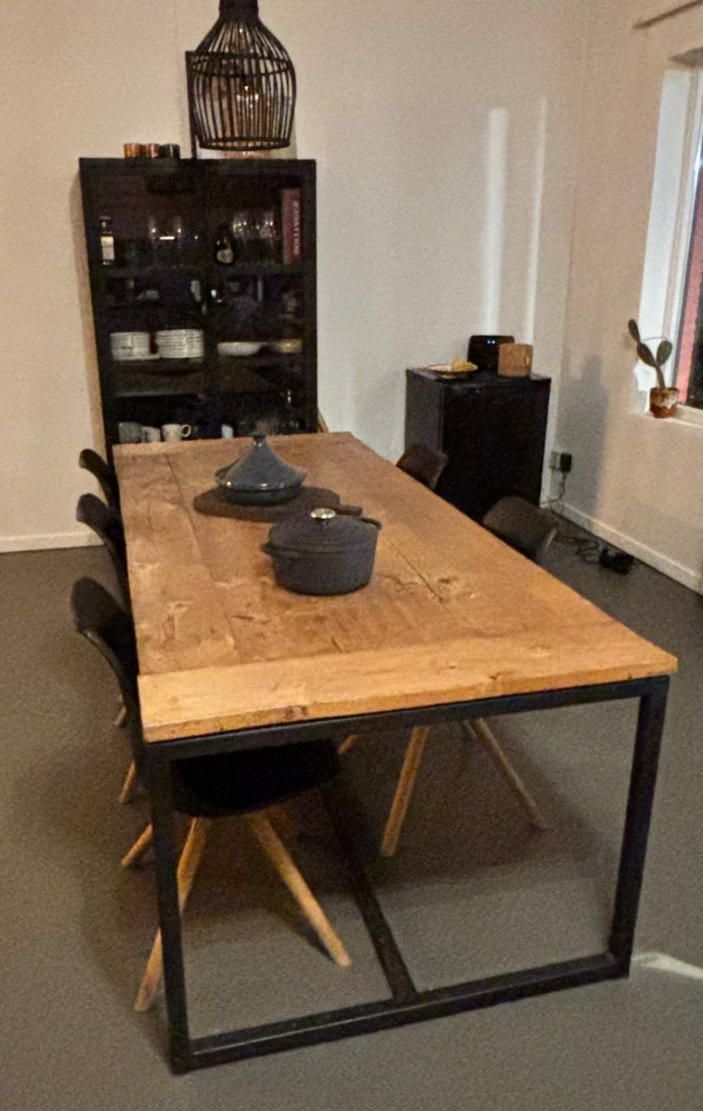 Handgemaakte houten eettafel met ijzeren onderstel, Landelijk en industrueel, Enlèvement, Utilisé, 50 à 100 cm