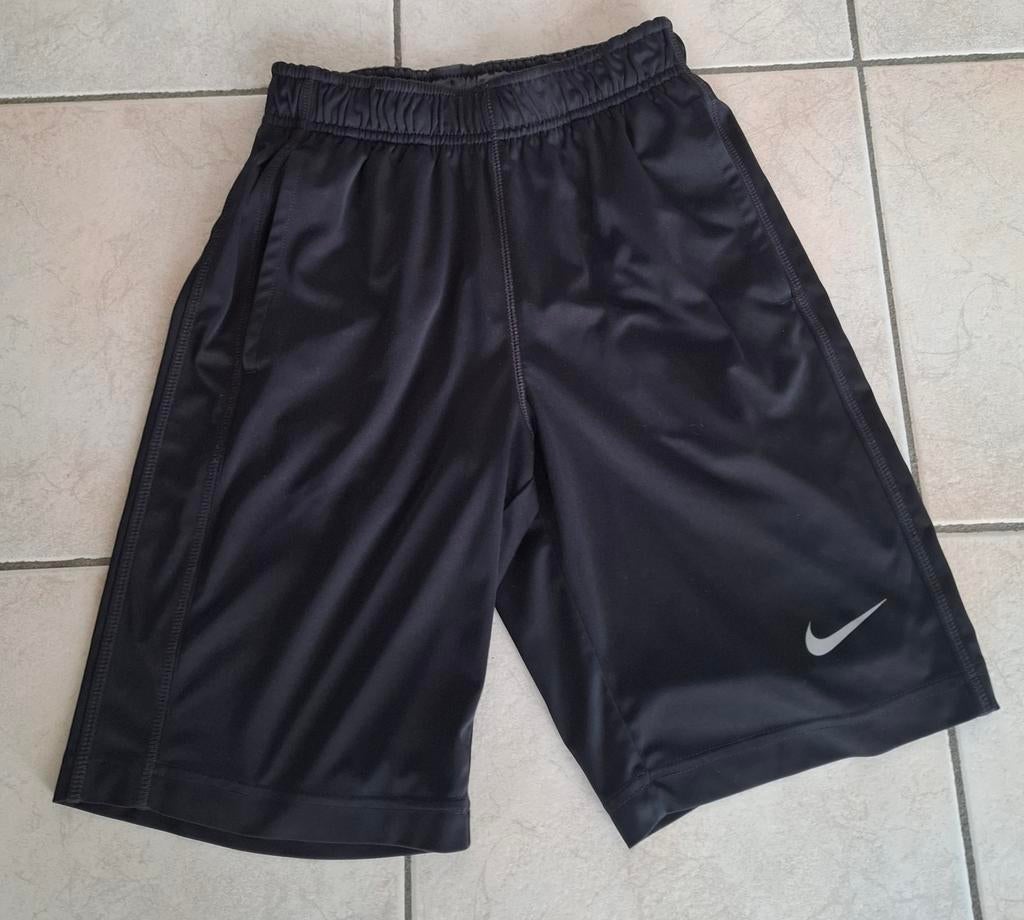 Zwarte Nike short Dri fit maat 128 of 8 jaar, Ophalen of Verzenden, Gebruikt, NIKE, Jongen