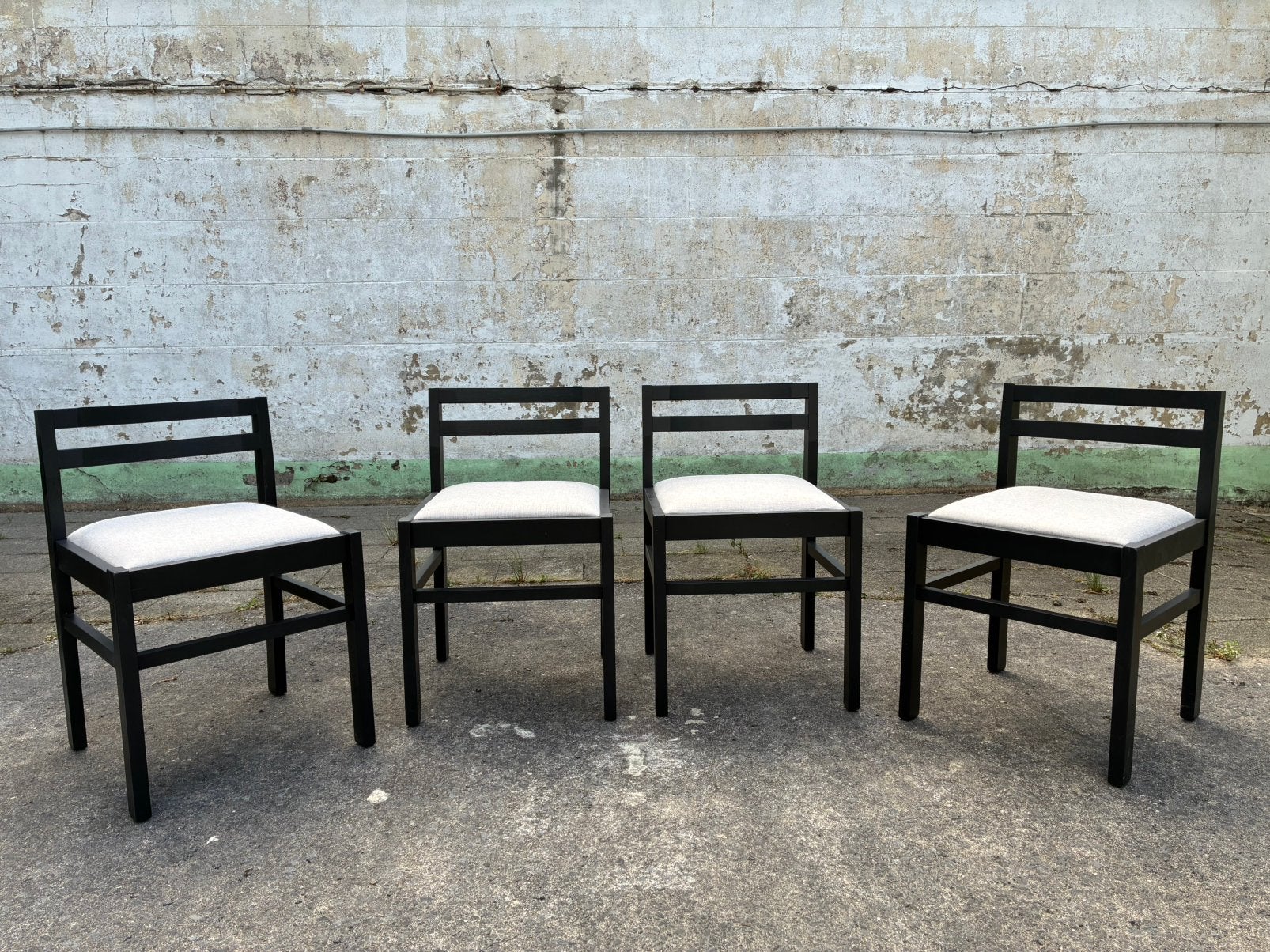 Set de 4 chaises vintage en bois noir, tissu beige, Maison & Meubles, Chaises, Comme neuf, Enlèvement, Bois, Une