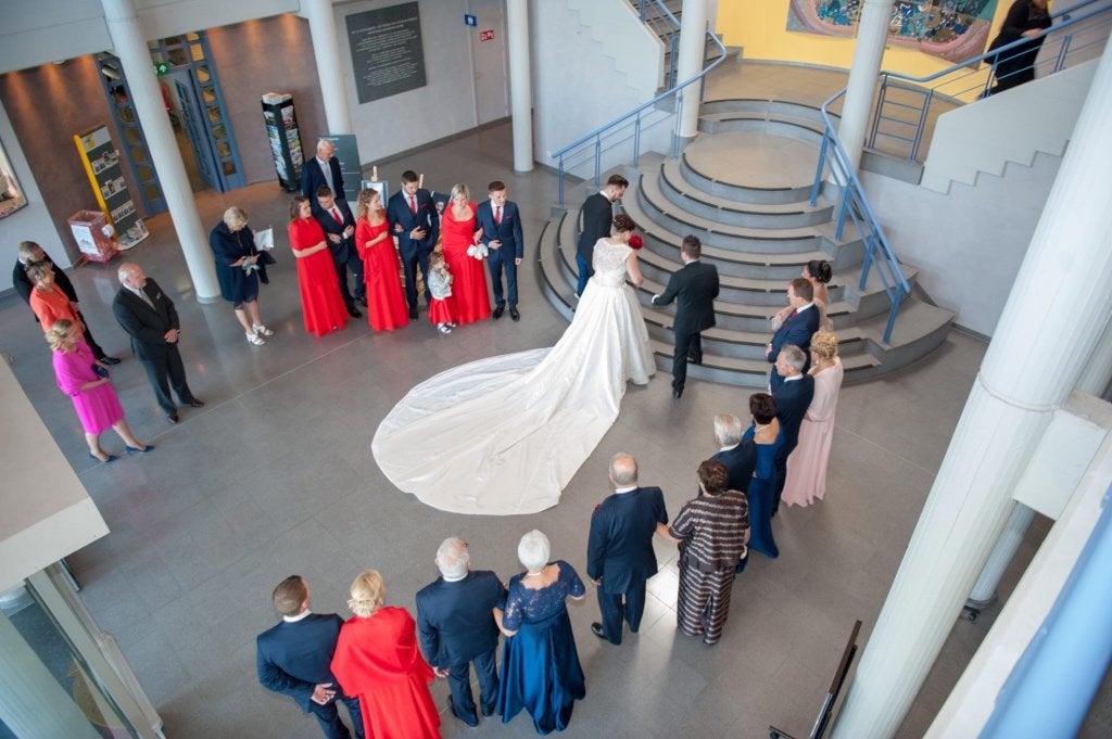 très belle robe de mariée avec train, Lasposa, Vêtements | Femmes, Vêtements de mariage & Accessoires de mariage, ANDERE, Enlèvement