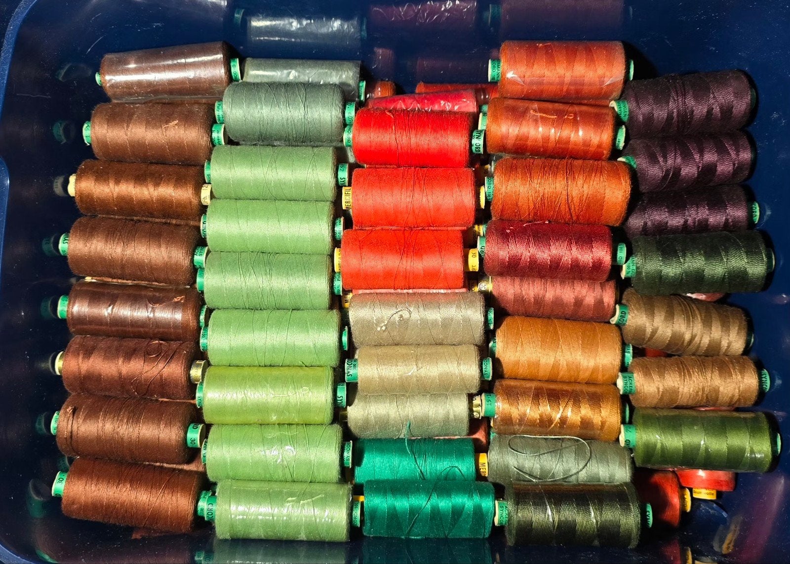Bel ensemble de 50 bobines de fil de qualité pour l'automne, Enlèvement ou Envoi, Neuf, Broderies à la machine, Machine à broder