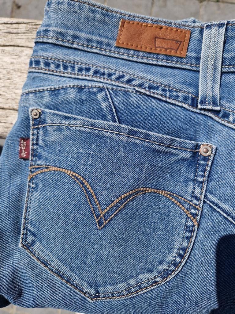 Prachtige  blauwe jeansbroek merk Levis Maat 30, Ophalen, Blauw, Zo goed als nieuw, W30 - W32 (confectie 38/40)