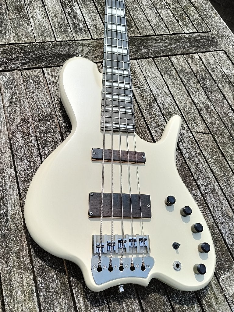 Wood & Tronics Custom 5 (blanc), Musique & Instruments, Instruments à corde | Guitares | Basses, Comme neuf, Électrique, 5 cordes