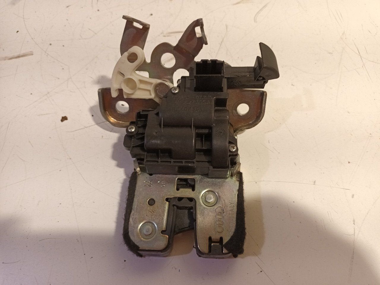 Slot mechaniek kofferdeksel achterklep elektrisch Audi A3, Onderdelen@venauto.nl, Van der Ven Autorecycling B.V., Ettenseweg 76, 4706 PB Roosendaal, The Netherlands