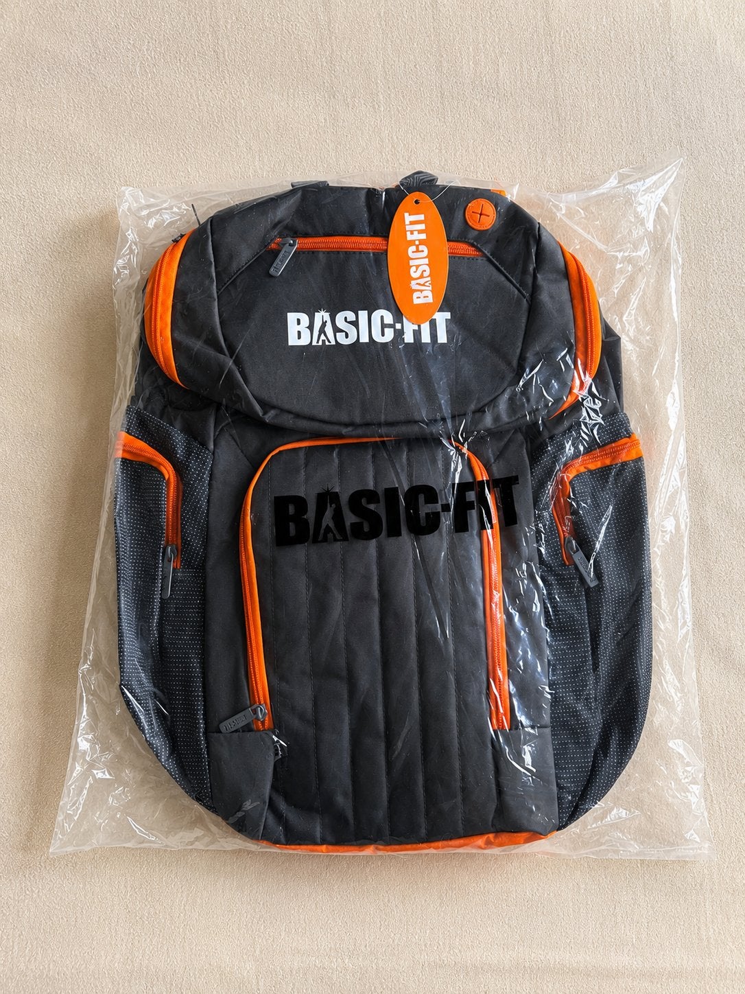 Sac à dos Basic-Fit neuf dans un emballage noir et orange, Bijoux, Sacs & Beauté, Sacs | Sacs de sport, Envoi, Comme neuf