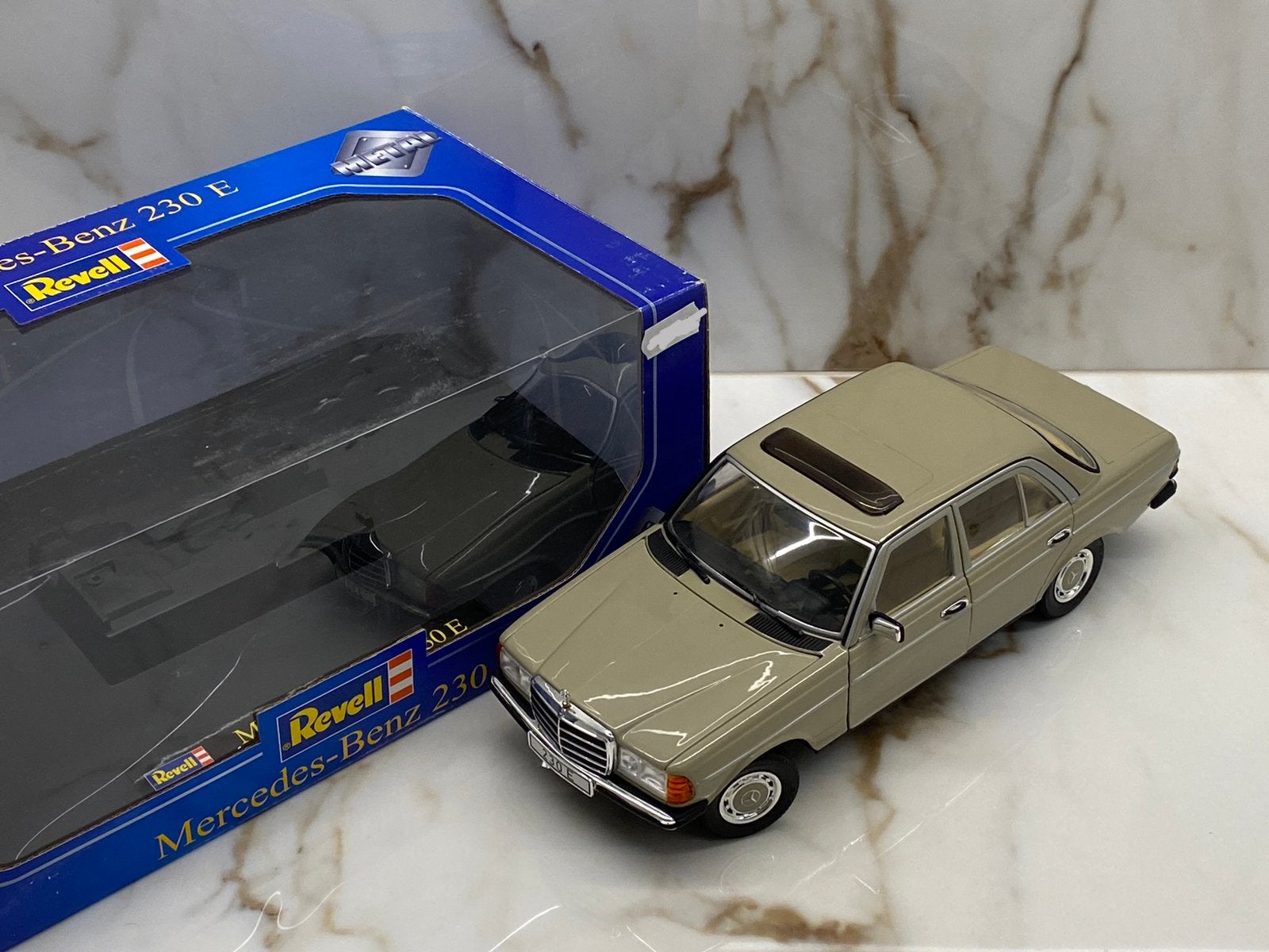 Revell Mercedes-Benz 230 E - 1:18, Hobby en Vrije tijd, Ophalen of Verzenden, Zo goed als nieuw, Auto, Revell