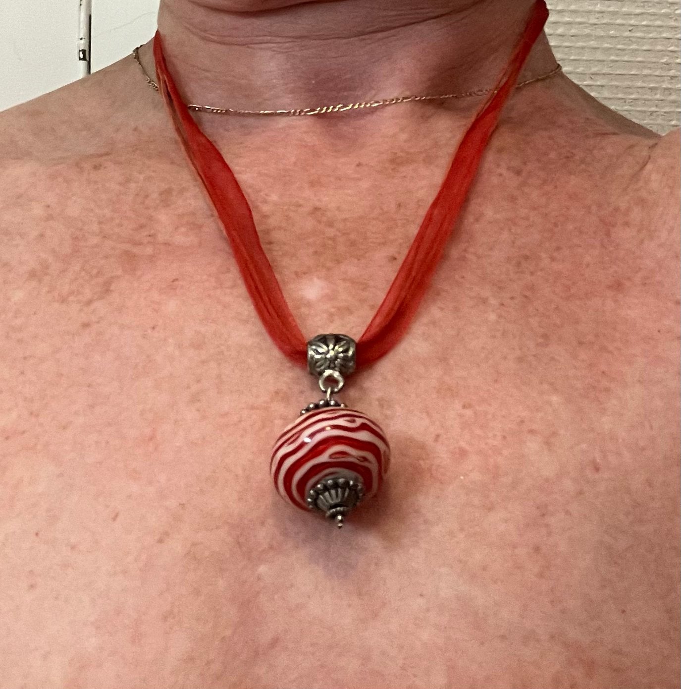 Leuke ketting met rood/witte steen, Ophalen of Verzenden, Zo goed als nieuw, Rood