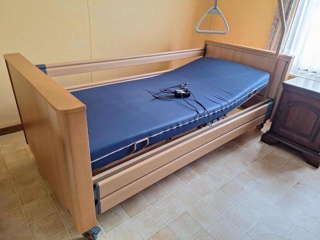 Electrisch ziekenhuisbed, Huis en Inrichting, Slaapkamer | Bedden, Ophalen