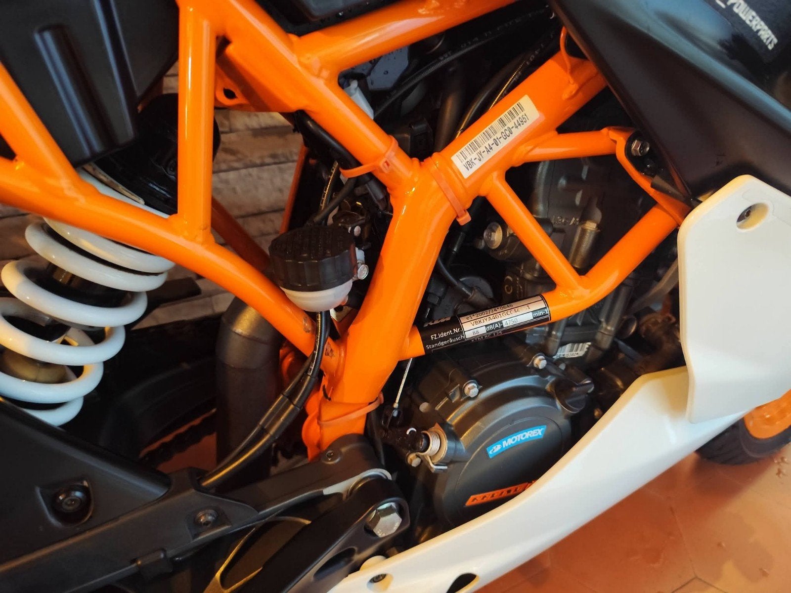 la phénoménale KTM RC 125 Red Bull Racing Edition prête à co, Motos, Entreprise, Échappement sport