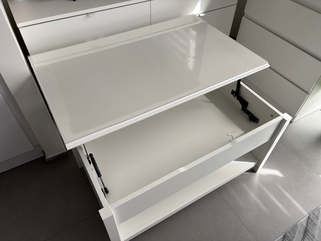 Table de salon avec rangement intérieur en tres bon etat, Enlèvement, Comme neuf
