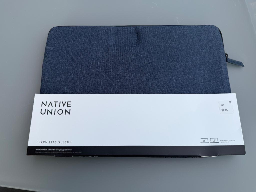 Native Union Stow Lite Sleeve MacBook 15/16" Blauw (Nieuw), Computers en Software, Laptoptassen, Ophalen, 16 inch, Nieuw, Blauw