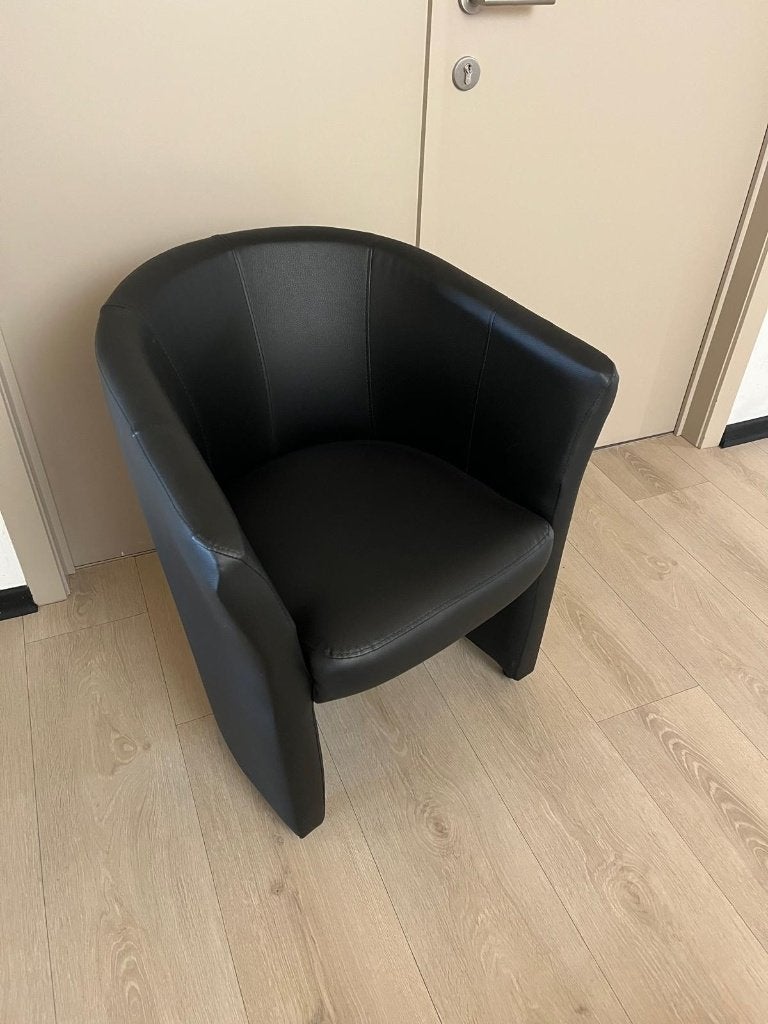 2 zwarte kuipfauteuils in kunstleer, Ophalen, Zo goed als nieuw, 50 tot 75 cm