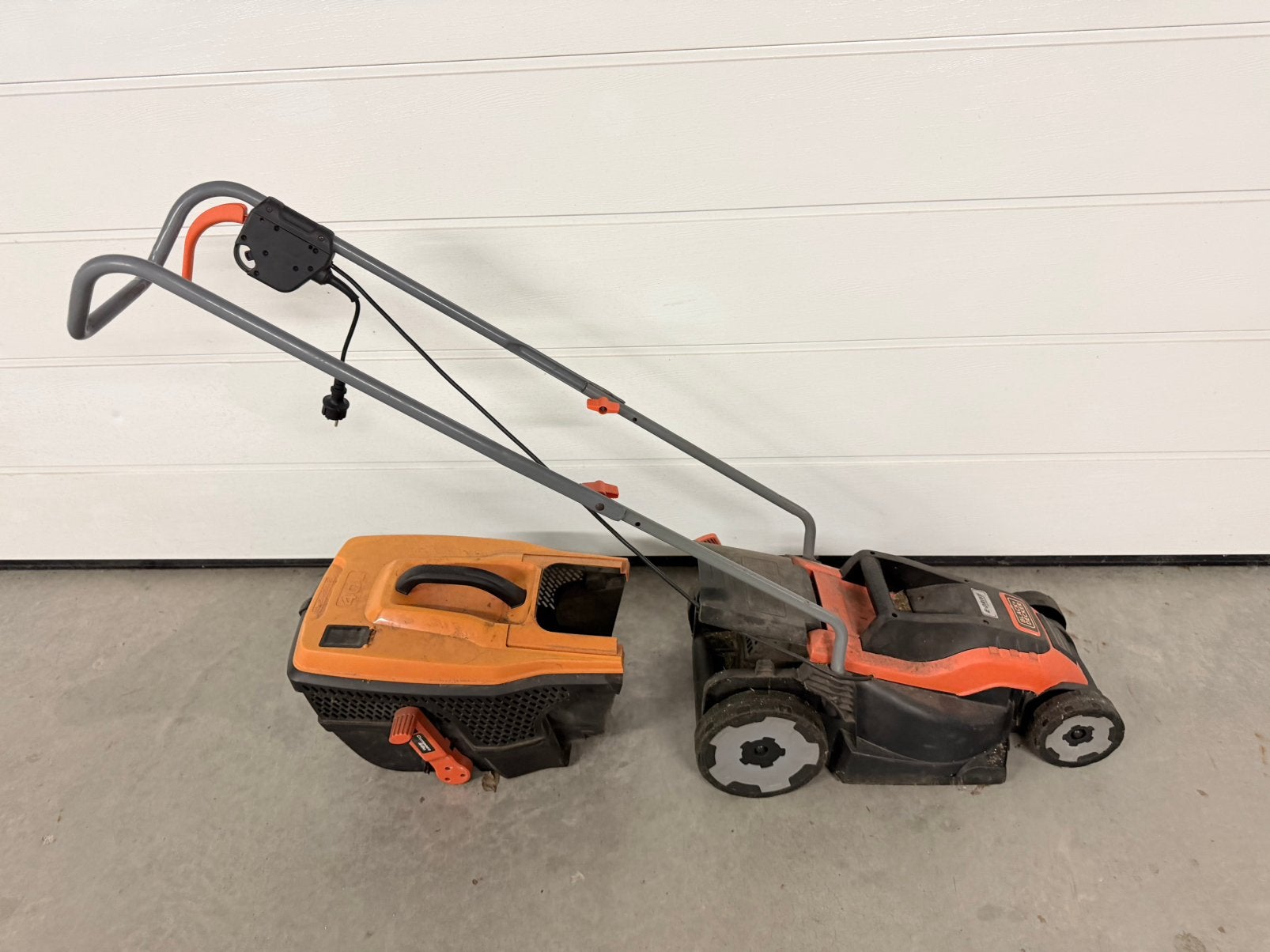 B&D Elektrische Grasmaaier (1400W – 34 cm) met opvangbak, Ophalen, Gebruikt, Elektrische grasmaaier, Opvangbak