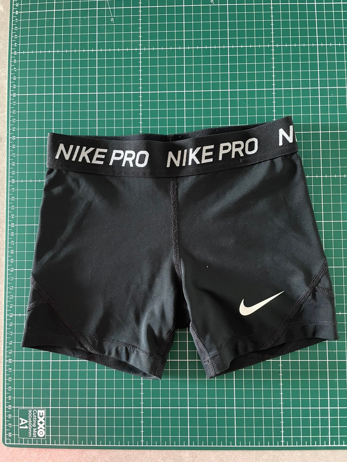 Nike pro short maat S (kindermaat), Kinderen en Baby's, Kinderkleding | Maat 176, Ophalen of Verzenden, Gebruikt, Meisje, Sport- of Zwemkleding