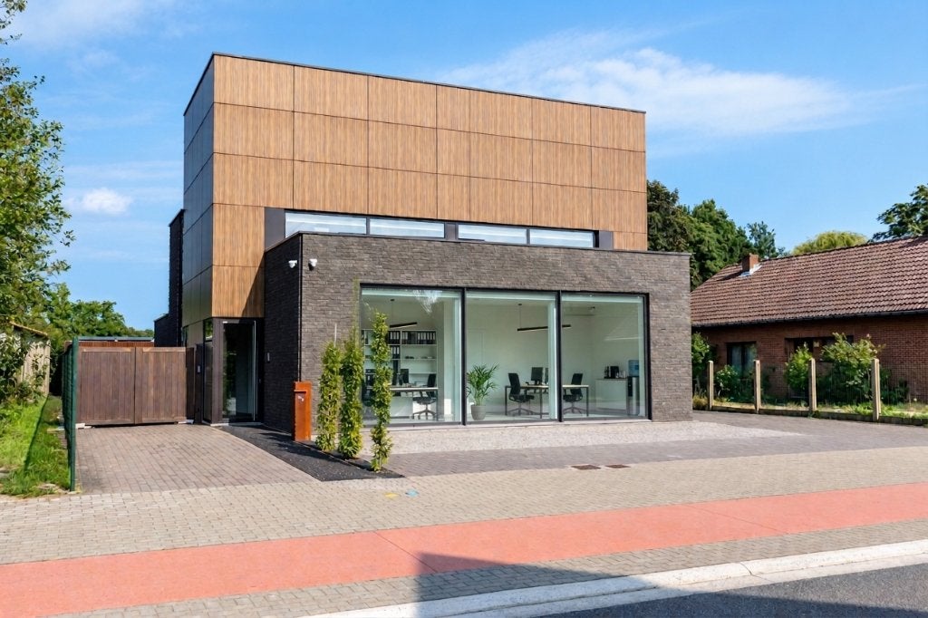 Commercieel pand met extra ruimte voor kantoor of wonen, Zakelijke goederen, 300 m², Huur, Kantoorruimte