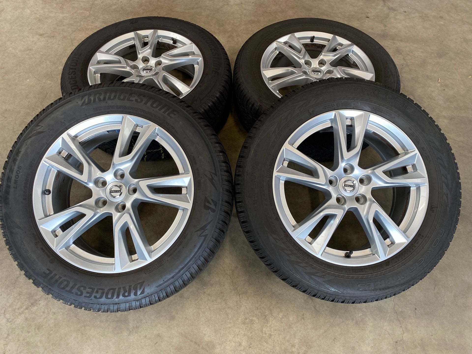 18 inch originele velgen + winterbanden Volvo XC60 31362866, Autos : Pièces & Accessoires, Pneus et Jantes, Pneus hiver, Véhicule de tourisme