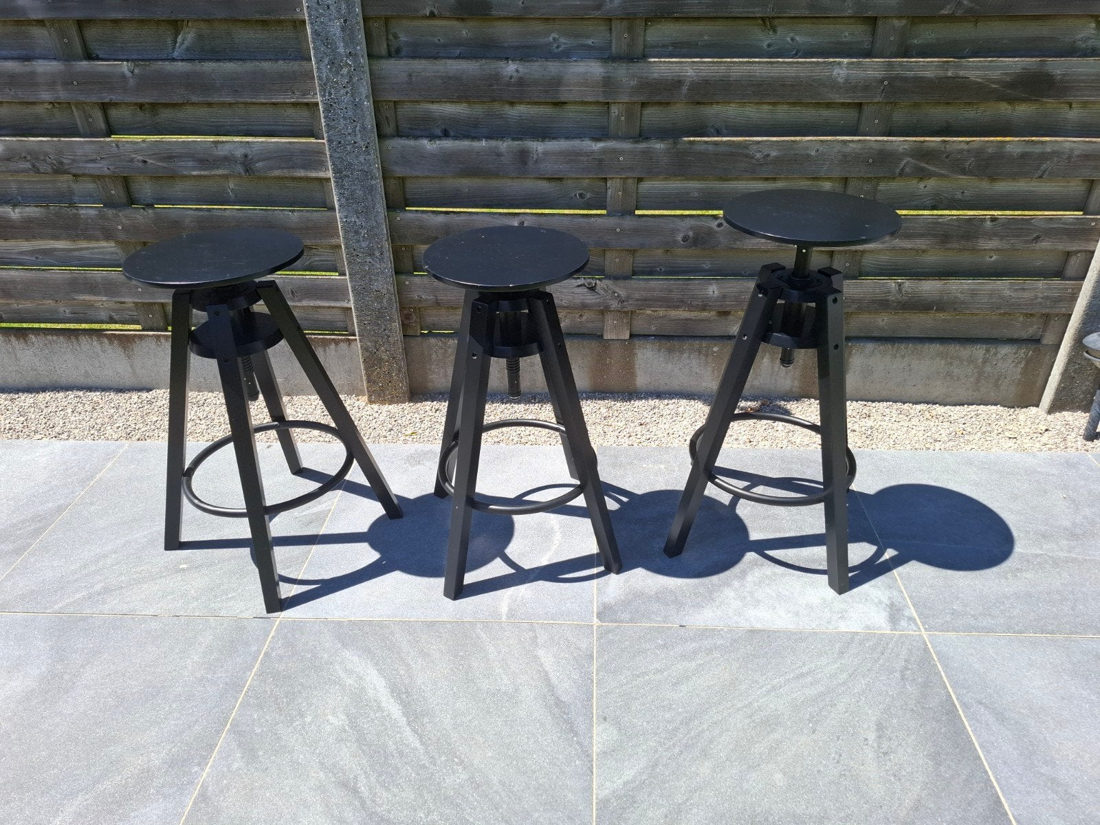 Tabourets de bar Dalfred, Enlèvement