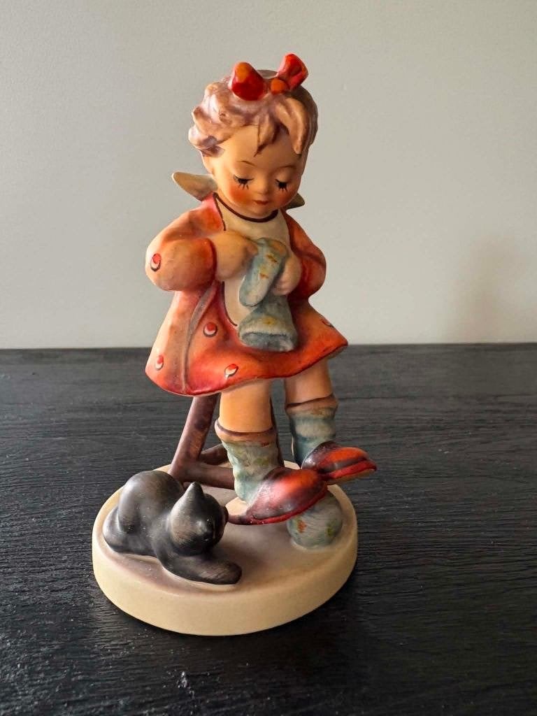 Hummel Goebel breiend meisje met katje, Ophalen of Verzenden, Zo goed als nieuw, Hummel