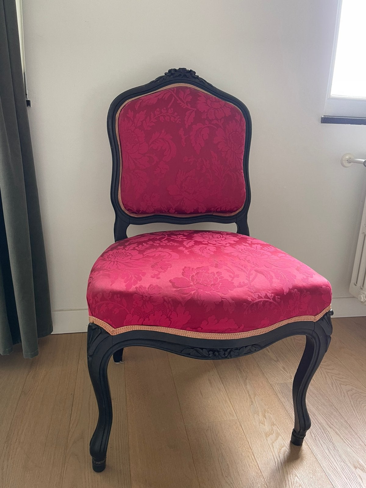 Fauteuil rouge antique, Enlèvement
