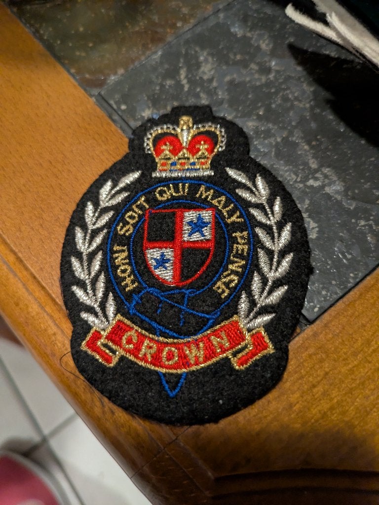 Crown badge, Collections, Broches, Pins & Badges, Enlèvement ou Envoi, Comme neuf, Bouton