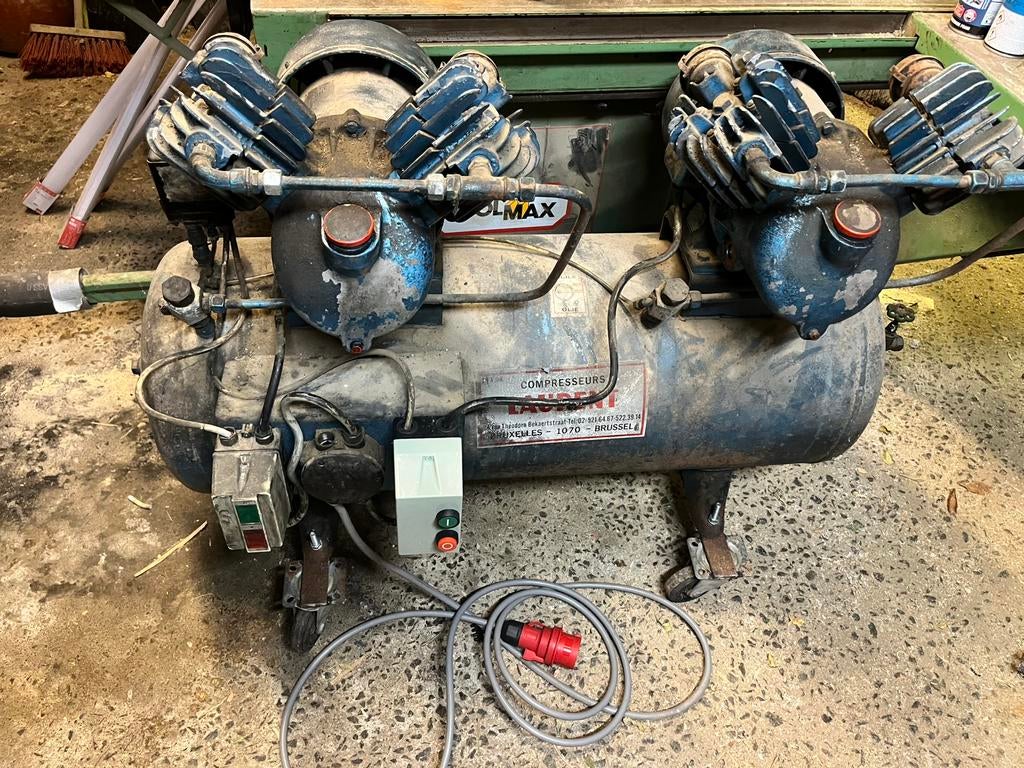 Grote luchtstroomcompressor 460L/min 250L tank, Doe-het-zelf en Bouw, Compressors, Gebruikt, 6 tot 10 bar, 100 liter of meer, 400 tot 800 liter/min