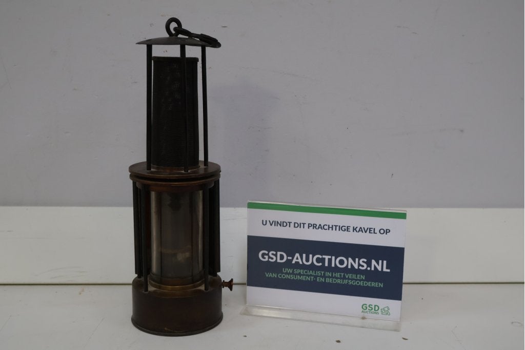 Oude metalen mijnwerkerslamp