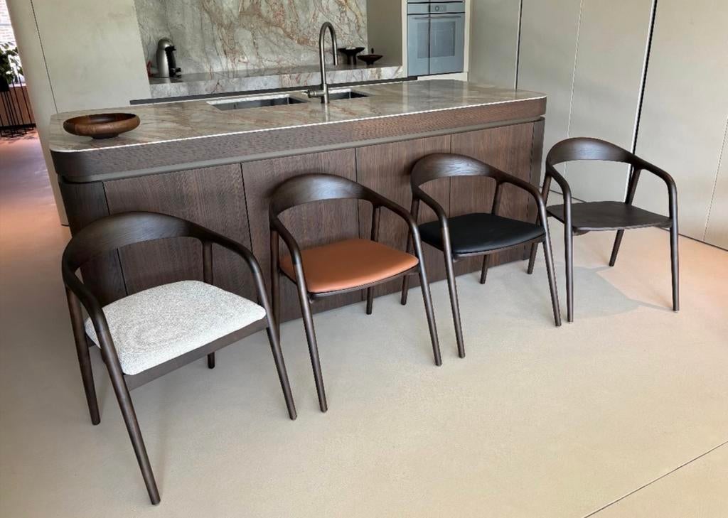 Design stoelen hout.walnoot .Stof, Leder of puur hou, Huis en Inrichting, Stoelen, Ophalen, Nieuw, Hout