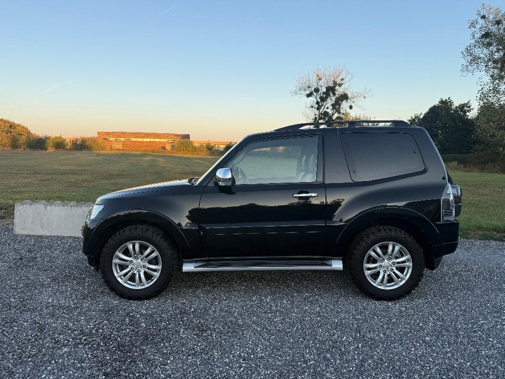 Mitsubishi Pajero 3.2L 200CH **Full options 4X4 Utilitaire**, Automaat, Zwart, 4 cilinders, 3000 kg