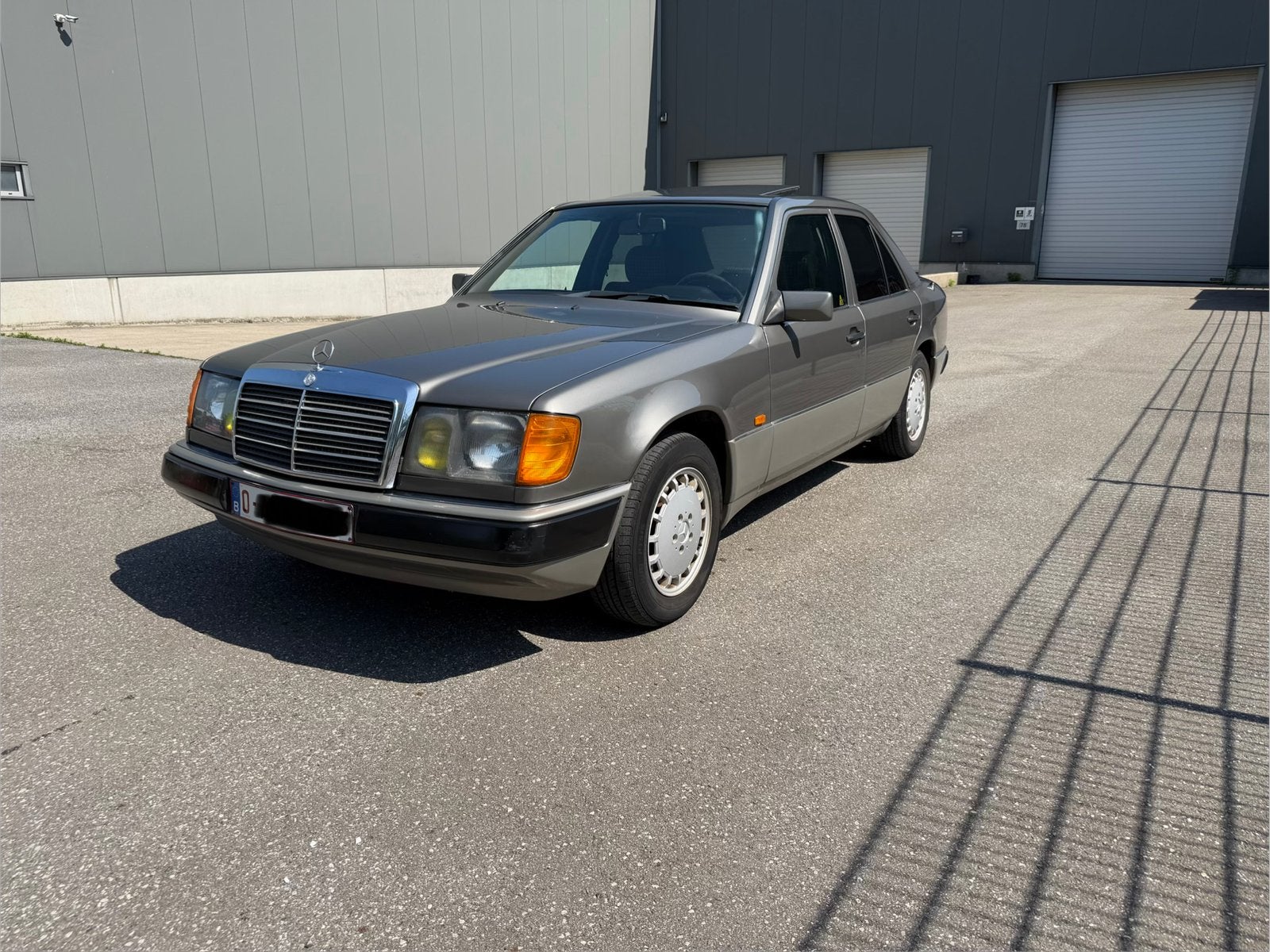 Mercedes-Benz  250D, Autos, Oldtimers & Ancêtres, Mercedes-Benz, Diesel, Berline, 5 portes, Boîte manuelle, Brun, Noir, Enlèvement
